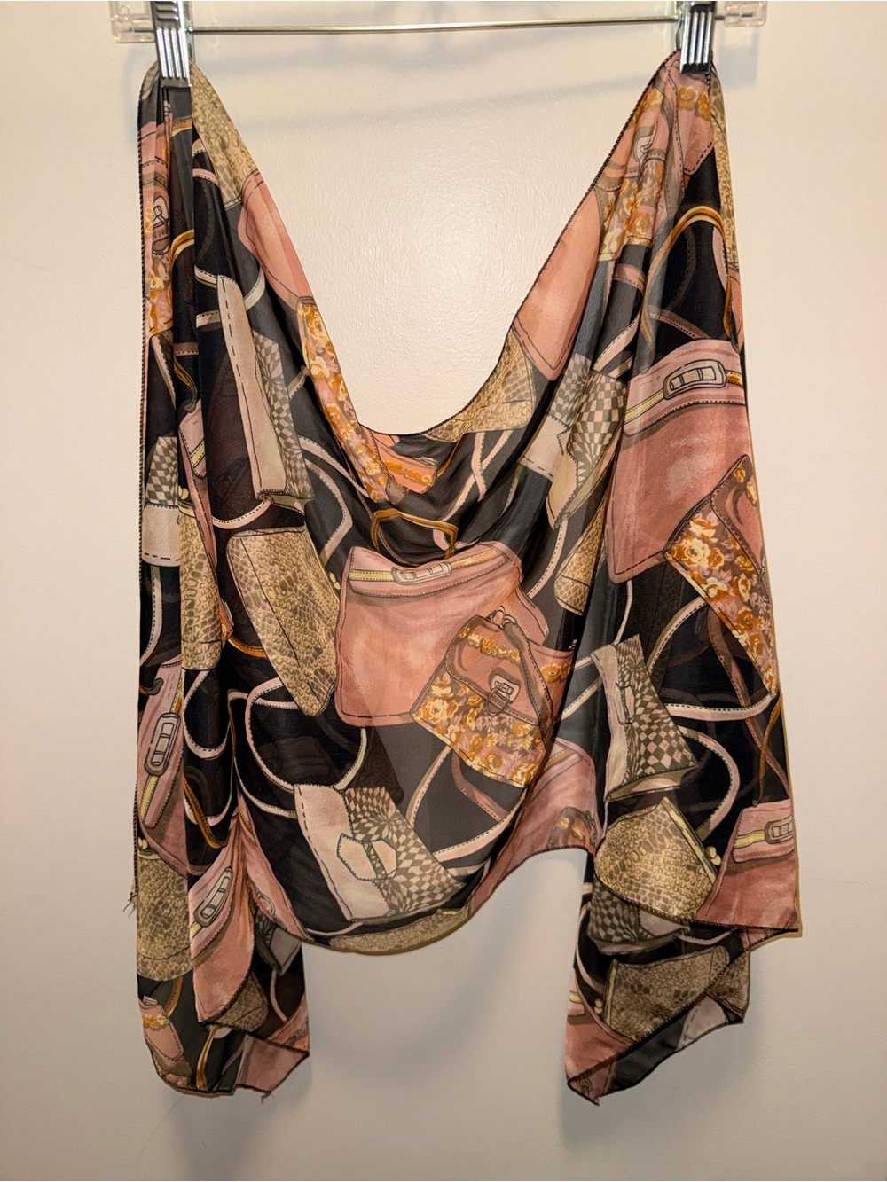 Chic Handbag-Print Lightweight Scarf in Black and Blush